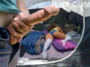 Chàng trai trúng số ở chung phòng với 2 quản lý nữ xinh đẹp khi đi công tác