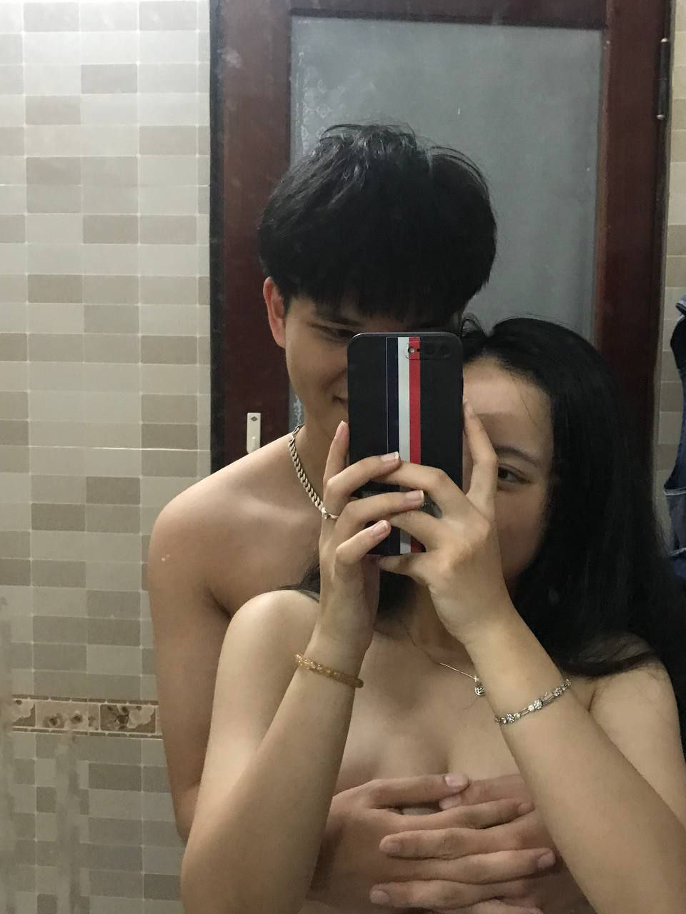 Người mẫu trẻ hàng đầu mới nổi đã bị anh chàng xăm hình tàn phá. Cô ấy có một thân hình gợi cảm và một cái "của quý" lớn trong tư thế quan hệ 69 bằng miệng, và để cho anh chàng liếm lồn mình. Cô ấy bị tàn phá ở nhiều tư thế và biểu cảm của cô ấy thật là dâm đãng...