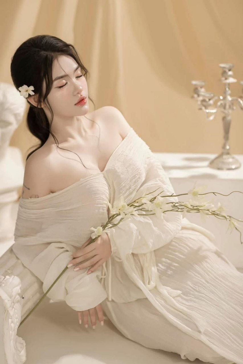 Cô gái nổi tiếng thực sự trên mạng vừa bước vào ngành giải trí dành cho người lớn! Đôi chân tuyệt đẹp trong đôi tất đen! Đôi tai gợi cảm với vòng cổ, âm hộ không lông, máy rung và dương vật giả lần lượt, cực kỳ hấp dẫn